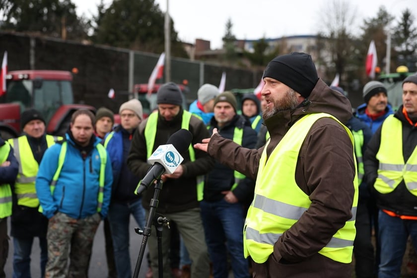 Rolnicy blokujący aleję Jana III Sobieskiego we Wrocławiu. W środku Dominik Nikody (poranek 12 lutego 2024)&nbsp;&nbsp;