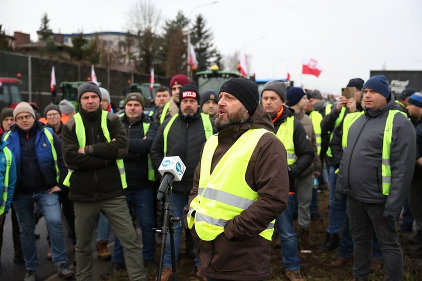 Rolnicy blokujący aleję Jana III Sobieskiego we Wrocławiu, ubrani w odblaskowe kamizelki. W środku Dominik Nikody (poranek 12 lutego 2024)&nbsp;&nbsp;