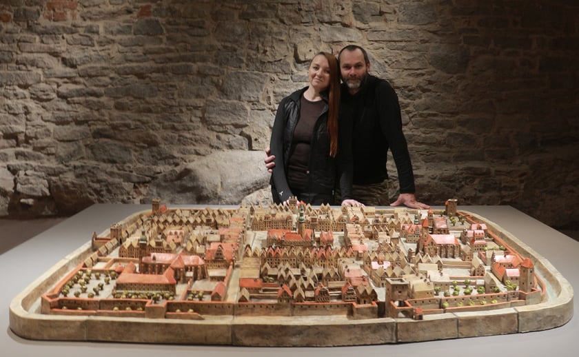 Autorzy ceramicznej makiety Strzelina: Klaudia Gaugier i Grzegorz Krupa