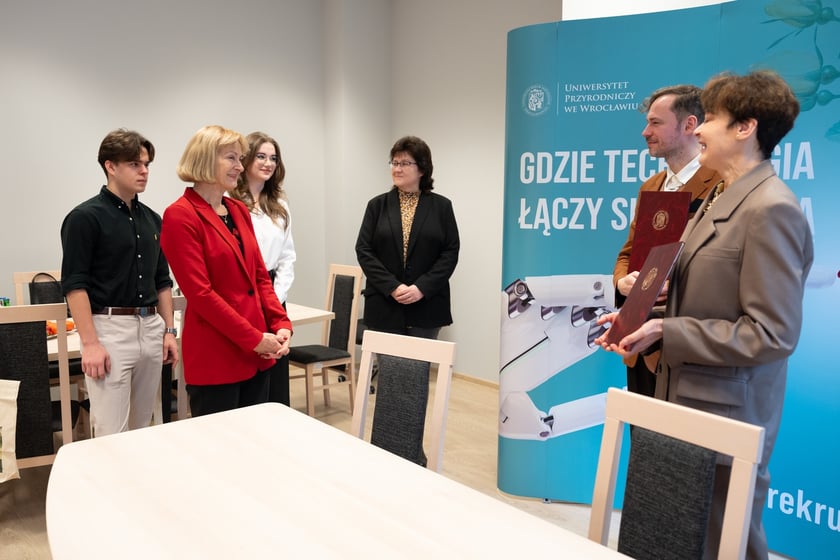 Uroczystość podpisania porozumienia pomiędzy Zespołem Szkół nr 3 a Uniwersytetem Przyrodniczym we Wrocławiu