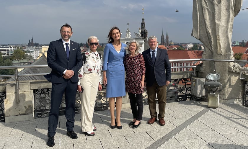 Przewodnicząca Sejmu Republiki Litewskiej Viktorija Čmilytė-Nielsen, ambasador Litwy Eduardas Borisovas (pierwszy z prawej) oraz konsul honorowy Republiki Litewskiej Tomasz Kosoń we Wrocławiu pan Tomasz Kosoń.