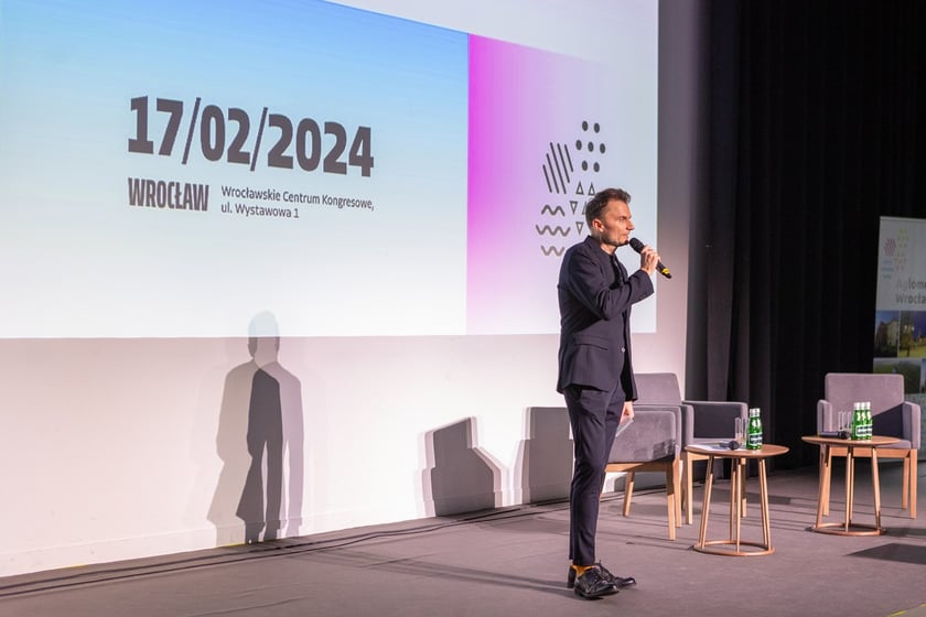 Konferencja &bdquo;Otwarte głowy&rdquo; we Wrocławskim Centrum Kongresowym &ndash; prowadzący Piotr Jacoń