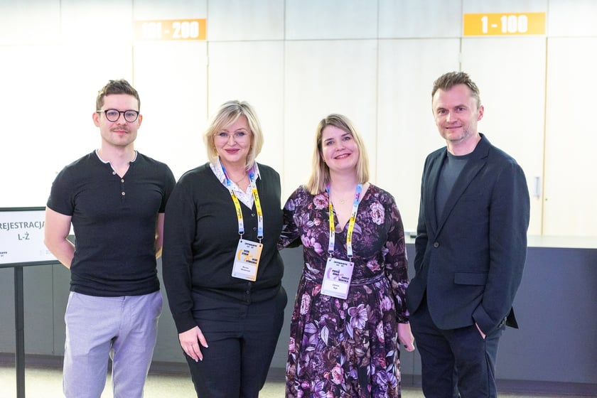 Konferencja &bdquo;Otwarte głowy&rdquo; we Wrocławskim Centrum Kongresowym &ndash; Maciej Makselon, uczestniczka konferencji, Janina Bąk, Piotr Jacoń