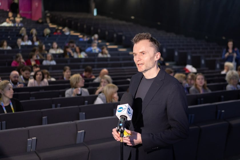 Konferencja &bdquo;Otwarte głowy&rdquo; we Wrocławskim Centrum Kongresowym &ndash; prowadzący Piotr Jacoń