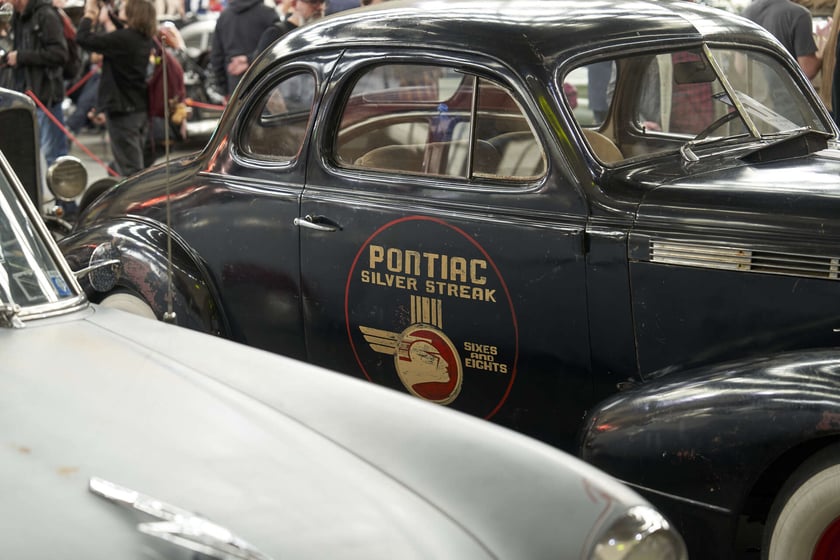 Kustomhead 2024 w Hali Stulecia - zabytkowe amerykańskie pojazdy we Wrocławiu