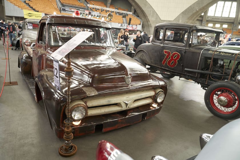 Kustomhead 2024 w Hali Stulecia - zabytkowe amerykańskie pojazdy we Wrocławiu