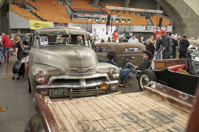 Kustomhead 2024 w Hali Stulecia - zabytkowe amerykańskie pojazdy we Wrocławiu