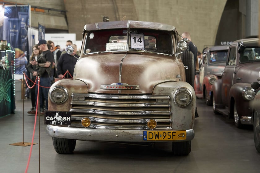 Kustomhead 2024 w Hali Stulecia - zabytkowe amerykańskie pojazdy we Wrocławiu