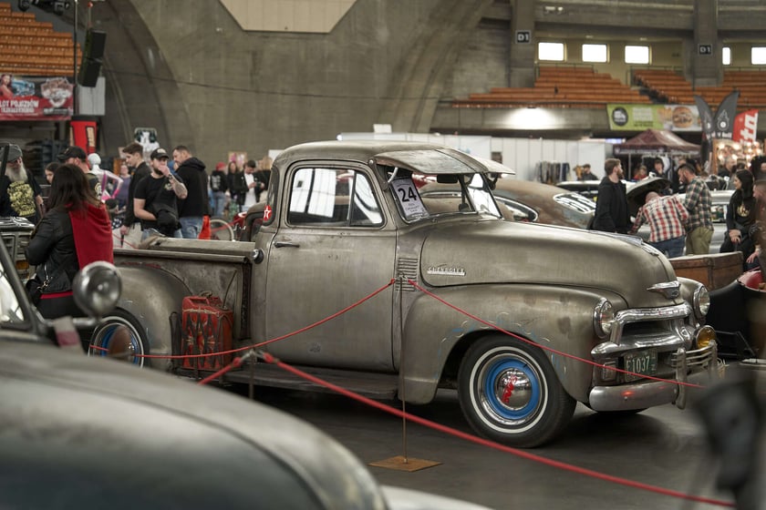 Kustomhead 2024 w Hali Stulecia - zabytkowe amerykańskie pojazdy we Wrocławiu