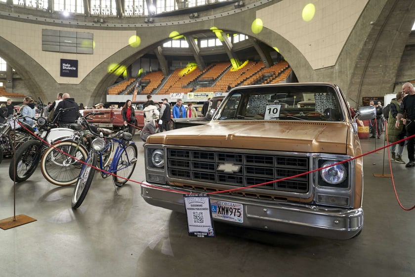 Kustomhead 2024 w Hali Stulecia - zabytkowe amerykańskie pojazdy we Wrocławiu