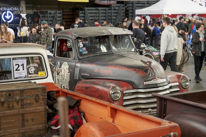 Kustomhead 2024 w Hali Stulecia - zabytkowe amerykańskie pojazdy we Wrocławiu