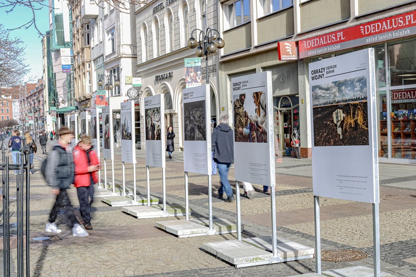 Wystawa „Obrazy wojny” na ul. Świdnickiej we Wrocławiu