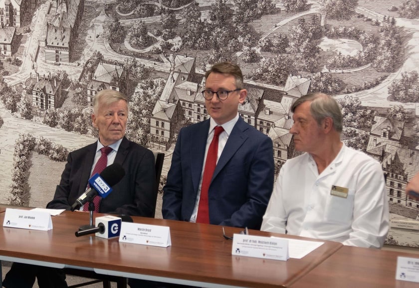 Prof. Jan Miodek, Marcin Drozd, dyrektor USK, prof. Wojciech Kielan