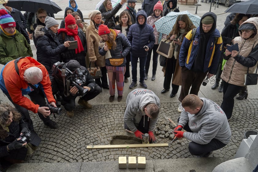 Uroczystość wmurowania kamieni pamięci odbyła się na pl. Solnym we Wrocławiu