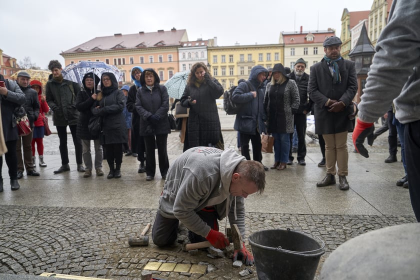 Uroczystość wmurowania kamieni pamięci odbyła się na pl. Solnym we Wrocławiu