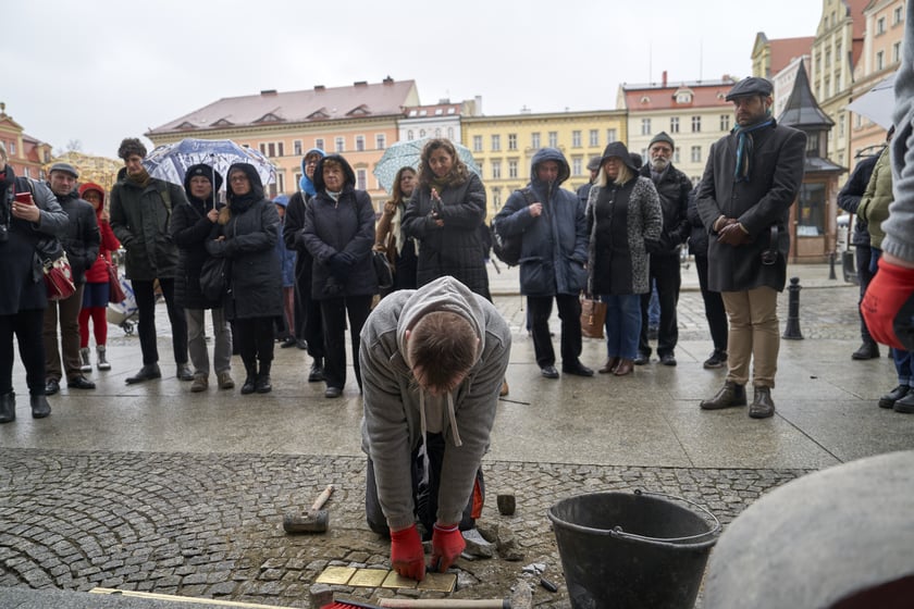Uroczystość wmurowania kamieni pamięci odbyła się na pl. Solnym we Wrocławiu