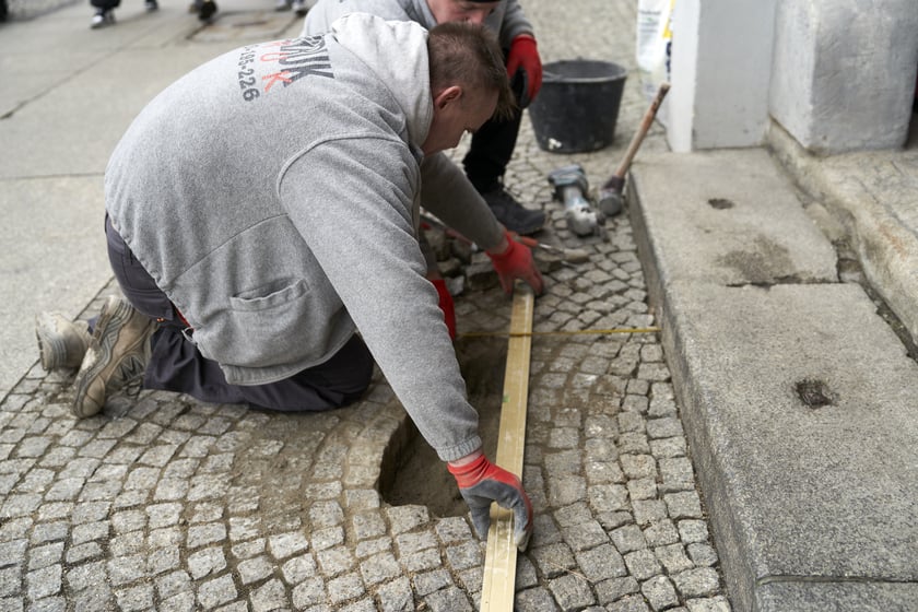 Uroczystość wmurowania kamieni pamięci odbyła się na pl. Solnym we Wrocławiu