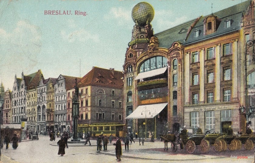 Dom handlowy braci Barasch w 1917 r., jeszcze z globusem