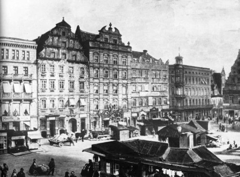 Pierwszy z lewej to już nowo wybudowany w 1856 Dom Handlowy Moritza Sachsa, druga od lewej to kamienica nr 31 jeszcze przed wyburzeniem w 1871. W jej miejsce wzniesiono mieszkalno-handlową kamienicę czynszową. Właścicielem był Moritz Sachs, żydowski potentat finansowy, który sprzedał ją braciom Barasch w 1900 r.