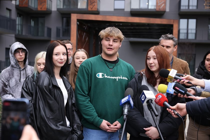 Młodzi ludzie wychowani w pieczy zastępczej wprowadzili się do mieszkań na wrocławskim Szczepinie