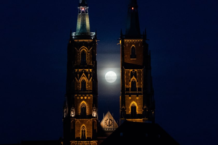 Pełnia Śnieżnego Księżyca 24 lutego we Wrocławiu