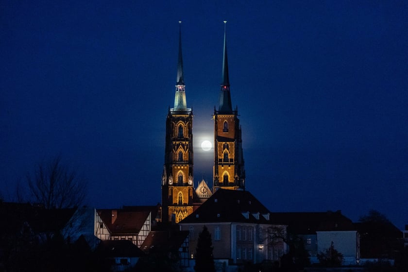 Pełnia Śnieżnego Księżyca 24 lutego we Wrocławiu