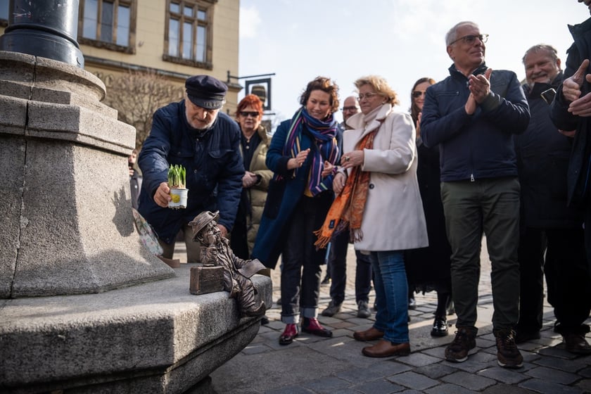 Odsłonięcie krasnala Stanisława Wolskiego