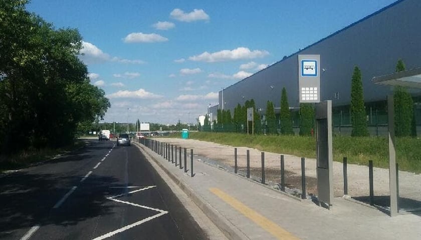 Chodnik i przystanek przy Bierutowskiej