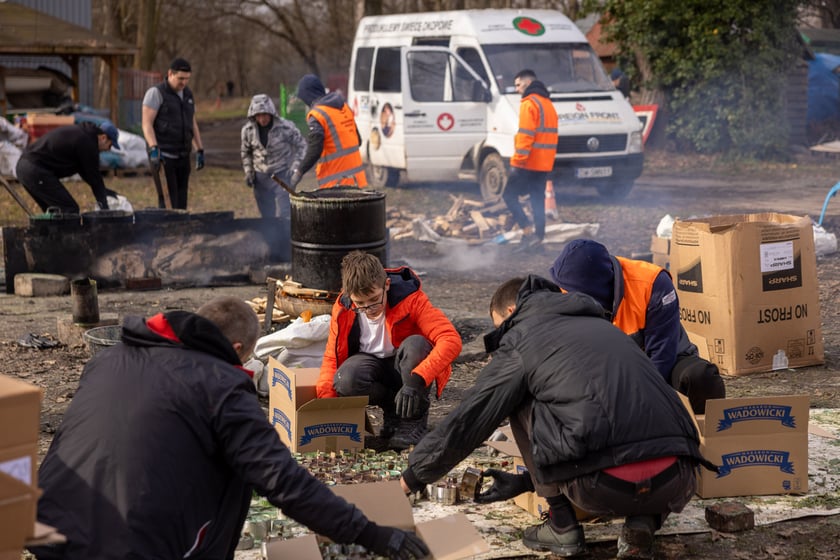 Wolontariusze z wrocławskiej grupy Foreign Front produkują dla ukraińskiej armii drony i świece okopowe. Wrocław, 25.02.2024