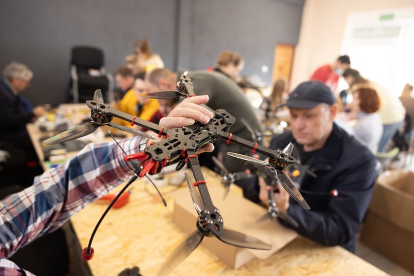 Wolontariusze z wrocławskiej grupy Foreign Front produkują dla ukraińskiej armii drony i świece okopowe. Wrocław, 25.02.2024