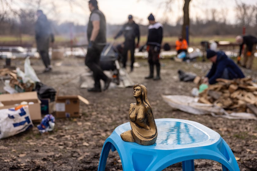 Wolontariusze z wrocławskiej grupy Foreign Front produkują dla ukraińskiej armii drony i świece okopowe. Wrocław, 25.02.2024