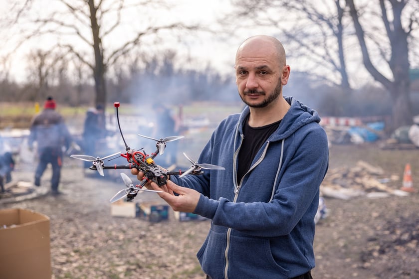 Wolontariusze z wrocławskiej grupy Foreign Front produkują dla ukraińskiej armii drony i świece okopowe. Wrocław, 25.02.2024