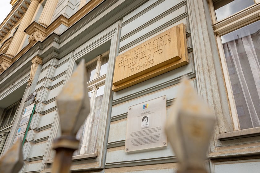 Elewacja Domu Edyty Stein z tablicą informacyjną