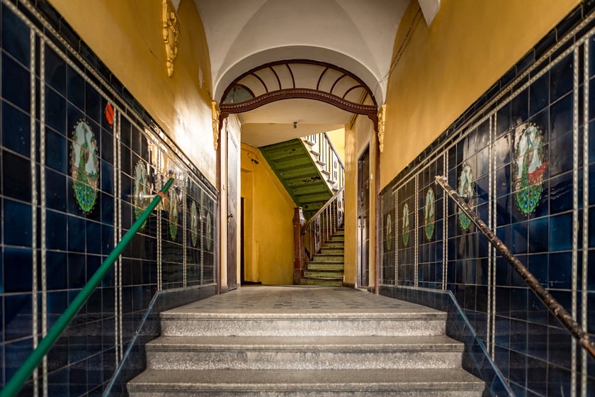 Ołbin. Klatka schodowa z kaflami