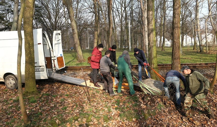 Operacja przenosin płyty nagrobnej Berthy Bober