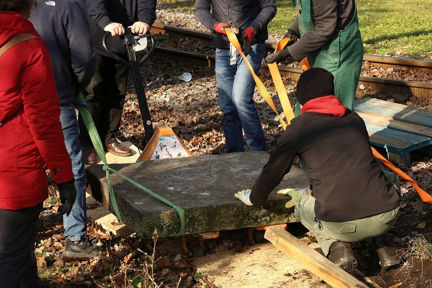 Operacja przenosin płyty nagrobnej Berthy Bober