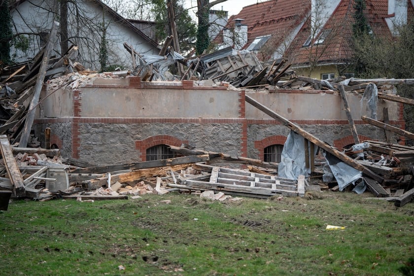Zniszczony budynek przy al. Kasprowicza we Wrocławiu