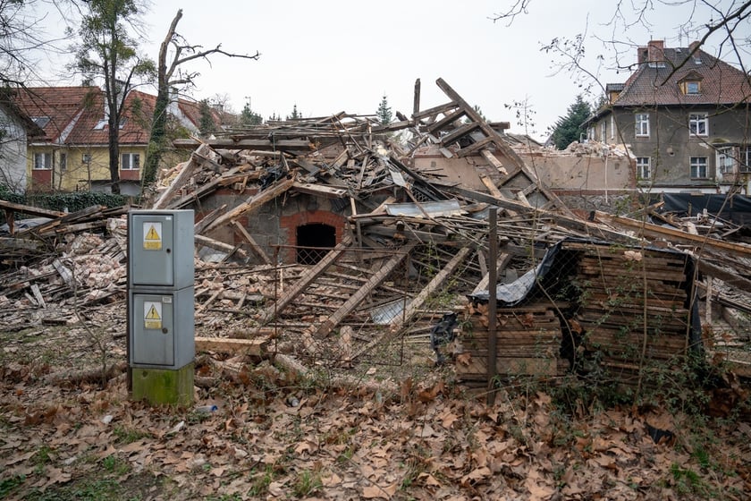 Zniszczony budynek przy al. Kasprowicza we Wrocławiu
