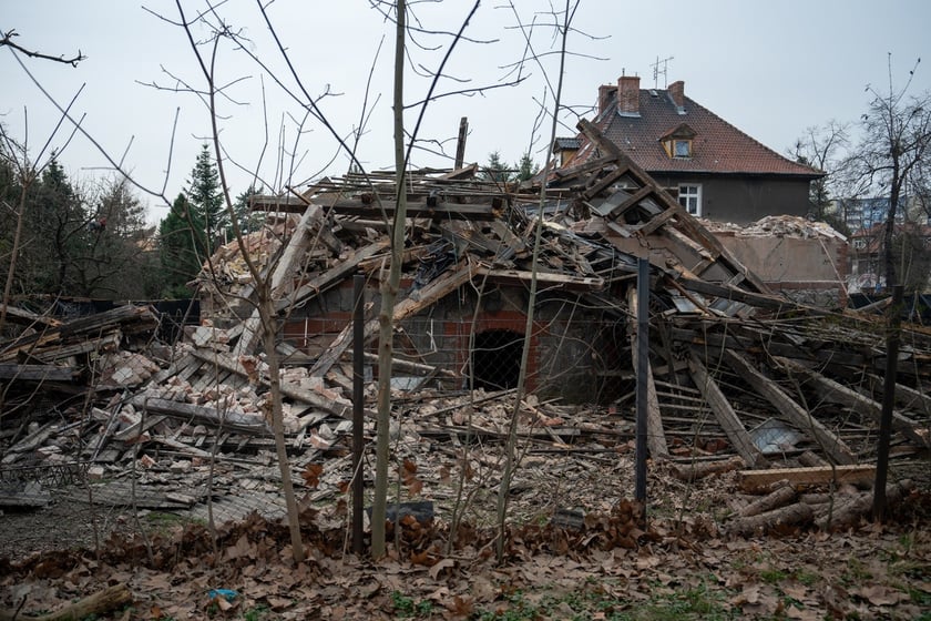 Zniszczony budynek przy al. Kasprowicza we Wrocławiu