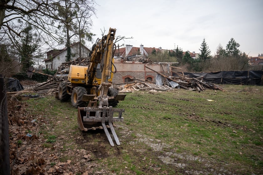 Zniszczony budynek przy al. Kasprowicza we Wrocławiu