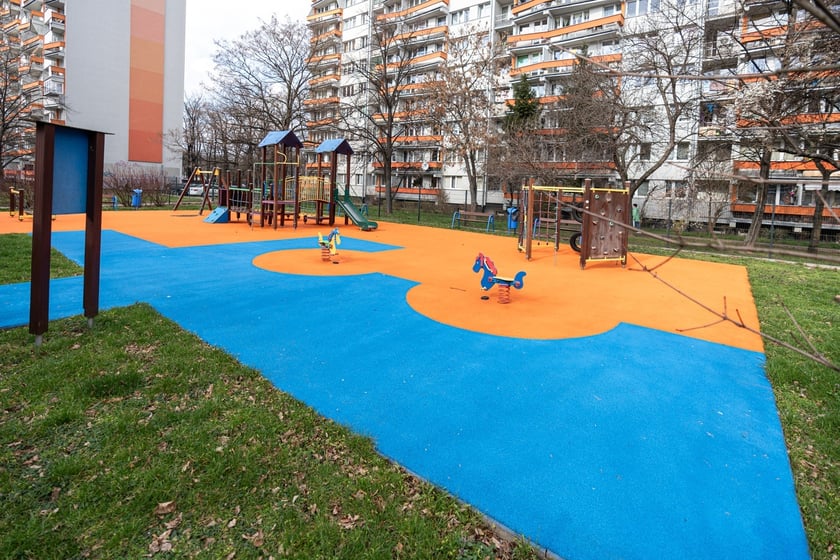 Szkoła Podstawowa nr 3 przy ulicy Bobrzej - plac zabaw