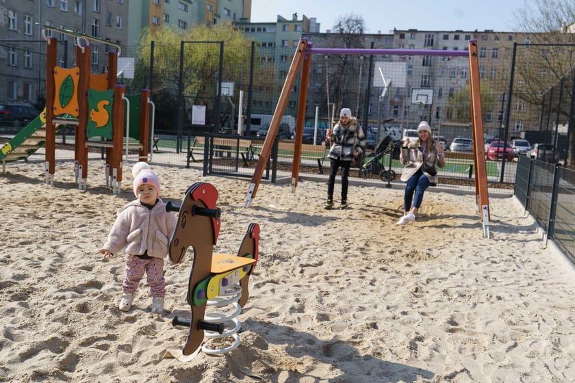 Wyremontowane w ostatnim czasie podwórko pomiędzy ulicami: Benedyktyńską, Górnickiego, Sienkiewicza, Sępa-Szarzyńskiego.