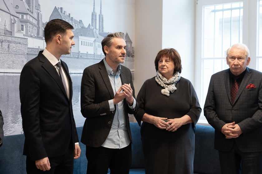 Otwarcie Centrum Obsługi Mieszkańca przy ul. Zapolskiej 4 we Wrocławiu. Od prawej: Włodzimierz Patalas, sekretarz miasta, Bożena Bronowicka, dyrektor Wydziału Spraw Społecznych UM Wrocławia. Bartlomiej Ciążyński, wiceprezent Wrocławia, Piotr Misiak, dyrektor Wydziału Obsługi  Urzędu