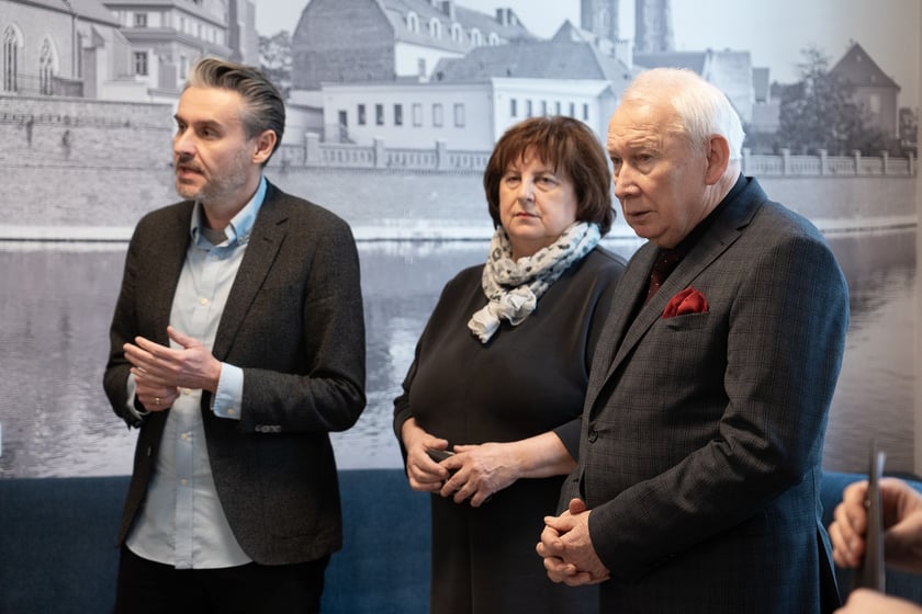 Otwarcie Centrum Obsługi Mieszkańca przy ul. Zapolskiej 4 we Wrocławiu. Od prawej: Włodzimierz Patalas, sekretarz miasta,  Bożena Bronowicka, dyrektor Wydziału Spraw Społecznych UM Wrocławia. Bartlomiej Ciążyński, wiceprezent Wrocławia