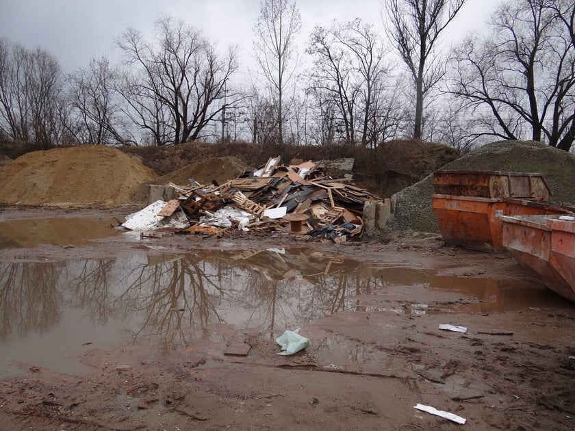 Nielegalne składowisko odpad&oacute;w przy ul. Szczecińskiej