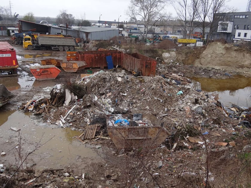 Nielegalne składowisko odpad&oacute;w przy ul. Szczecińskiej