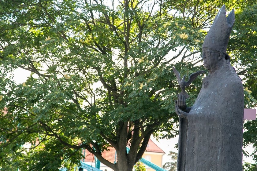 pomnik kardynała Kominka na Ostrowie Tumskim