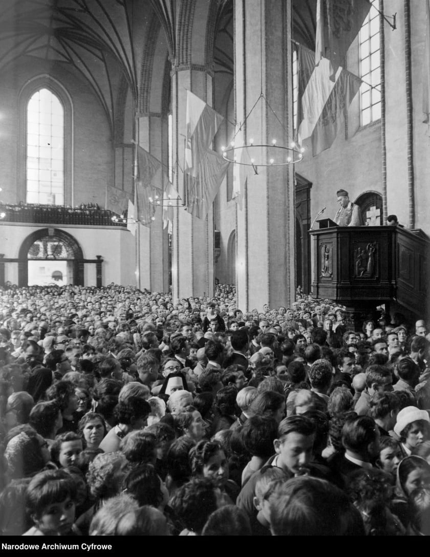 Kardynał Bolesław Kominek przemawiający z ambony podczas uroczystości z okazji 1000-lecia chrztu Polski