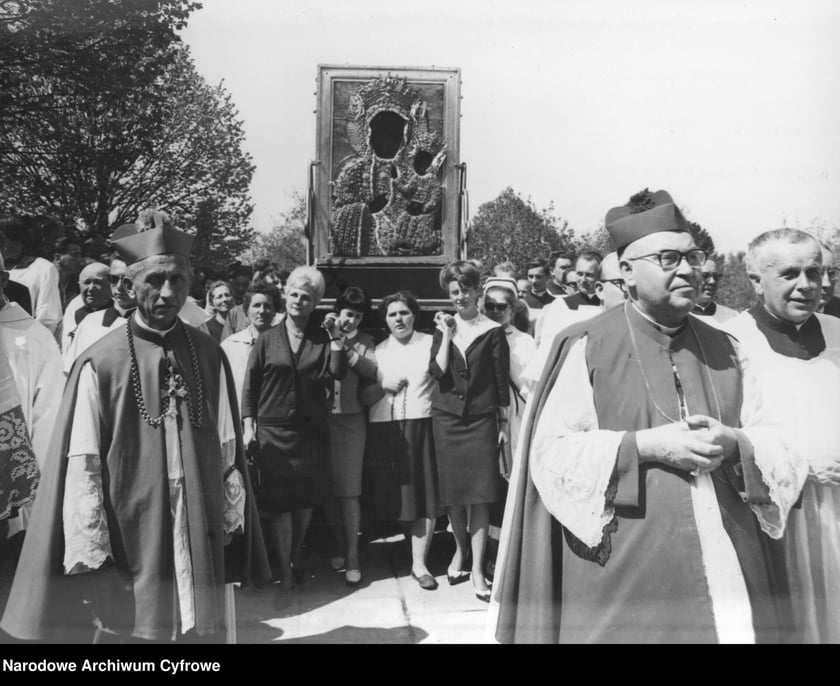 Kardynał Bolesław Kominek, procesja w roku 1966