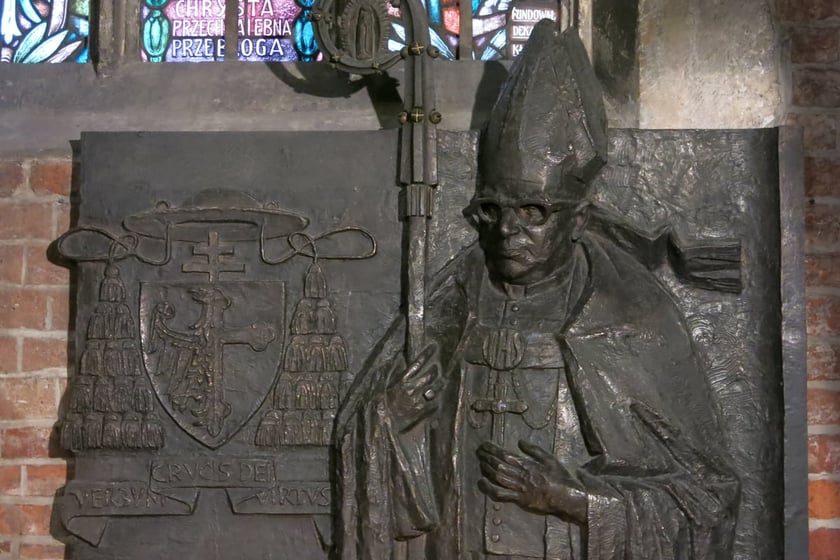 tablica pamiątkowa przy wejściu do krypty w archikatedrze wrocławskiej